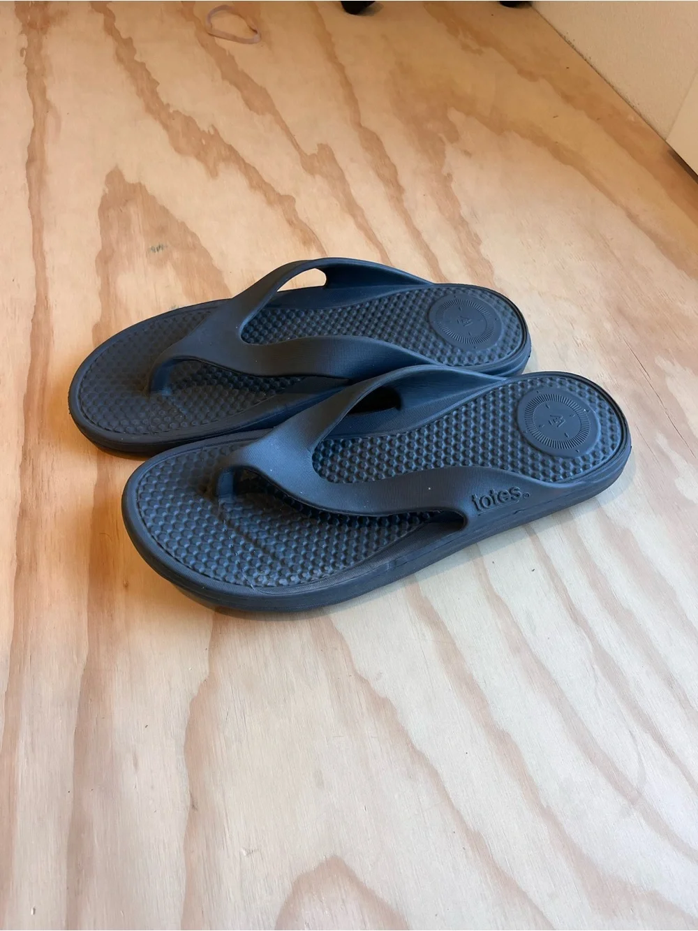 Men’s sandals flip flops totes Black Textured Foam comfort water beach sz 12